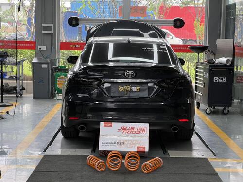 กรณี บริษัท ล่าสุดเกี่ยวกับ Both Stance and Handling Are On Point! The 8th-Generation Toyota Camry Upgrades to EDDY High-Performance Sport Short Springs, Unlocking a Trendy Car Lifestyle with One Click